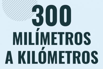 Profesor en pizarra explicando cuanto es 300 milimetros en kilometros o como pasar de 300 mm a km