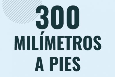 Profesor en pizarra explicando cuanto es 300 milimetros en pies o como pasar de 300 mm a ft