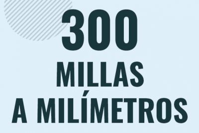 Profesor en pizarra explicando cuanto es 300 millas en milimetros o como pasar de 300 mi a mm