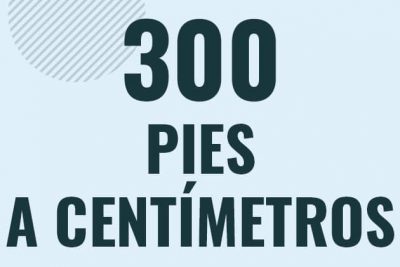 Profesor en pizarra explicando cuanto es 300 pies en centimetros o como pasar de 300 ft a cm