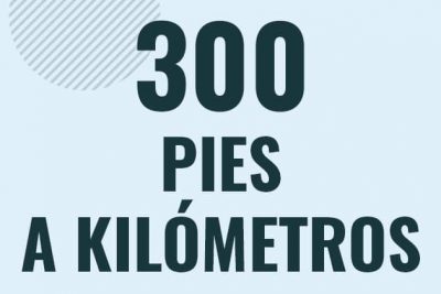 Profesor en pizarra explicando cuanto es 300 pies en kilometros o como pasar de 300 ft a km