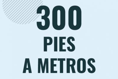 Profesor en pizarra explicando cuanto es 300 pies en metros o como pasar de 300 ft a m