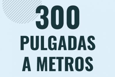 Profesor en pizarra explicando cuanto es 300 pulgadas en metros o como pasar de 300 in a m