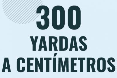 Profesor en pizarra explicando cuanto es 300 yardas en centimetros o como pasar de 300 yd a cm