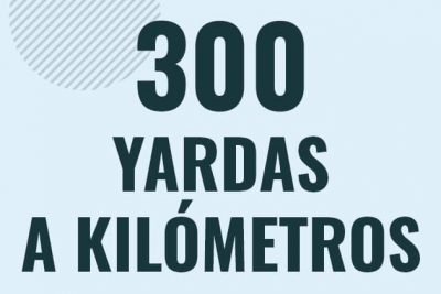 Profesor en pizarra explicando cuanto es 300 yardas en kilometros o como pasar de 300 yd a km