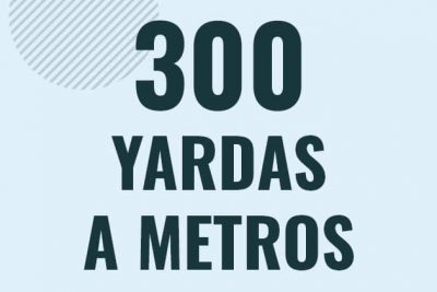Profesor en pizarra explicando cuanto es 300 yardas en metros o como pasar de 300 yd a m