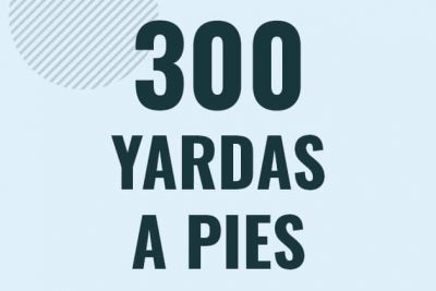 Profesor en pizarra explicando cuanto es 300 yardas en pies o como pasar de 300 yd a ft