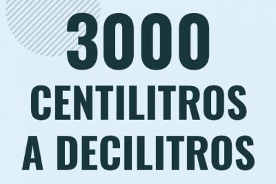 Profesor en pizarra explicando cuanto es 3000 centilitros en decilitros o como pasar de 3000 cl a dl
