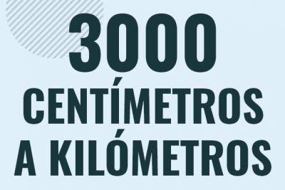 Profesor en pizarra explicando cuanto es 3000 centimetros en kilometros o como pasar de 3000 cm a km