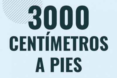 Profesor en pizarra explicando cuanto es 3000 centimetros en pies o como pasar de 3000 cm a ft