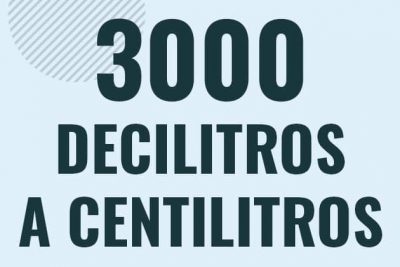 Profesor en pizarra explicando cuanto es 3000 decilitros en centilitros o como pasar de 3000 dl a cl
