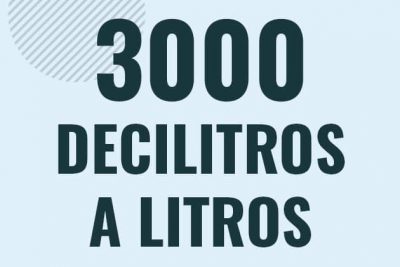 Profesor en pizarra explicando cuanto es 3000 decilitros en litros o como pasar de 3000 dl a l