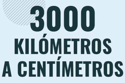 Profesor en pizarra explicando cuanto es 3000 kilometros en centimetros o como pasar de 3000 km a cm