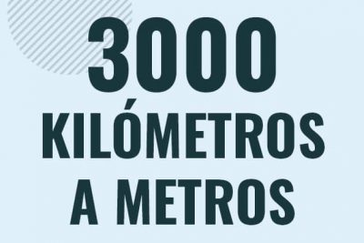 Profesor en pizarra explicando cuanto es 3000 kilometros en metros o como pasar de 3000 km a m