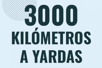 Profesor en pizarra explicando cuanto es 3000 kilometros en yardas o como pasar de 3000 km a yd