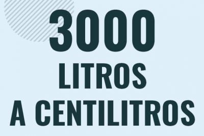 Profesor en pizarra explicando cuanto es 3000 litros en centilitros o como pasar de 3000 l a cl