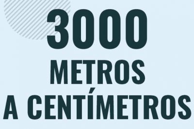 Profesor en pizarra explicando cuanto es 3000 metros en centimetros o como pasar de 3000 m a cm