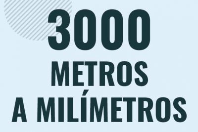 Profesor en pizarra explicando cuanto es 3000 metros en milimetros o como pasar de 3000 m a mm