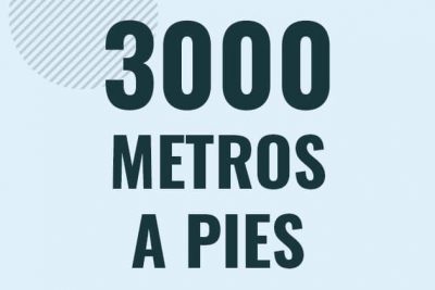 Profesor en pizarra explicando cuanto es 3000 metros en pies o como pasar de 3000 m a ft