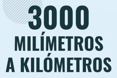 Profesor en pizarra explicando cuanto es 3000 milimetros en kilometros o como pasar de 3000 mm a km