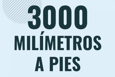 Profesor en pizarra explicando cuanto es 3000 milimetros en pies o como pasar de 3000 mm a ft