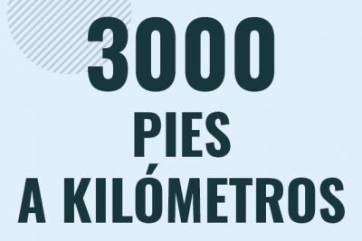 Profesor en pizarra explicando cuanto es 3000 pies en kilometros o como pasar de 3000 ft a km