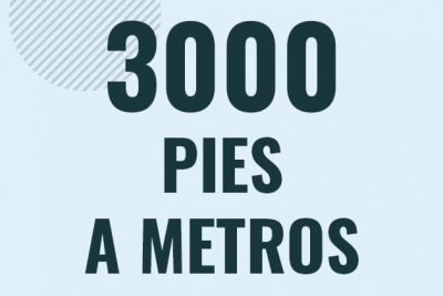 Profesor en pizarra explicando cuanto es 3000 pies en metros o como pasar de 3000 ft a m