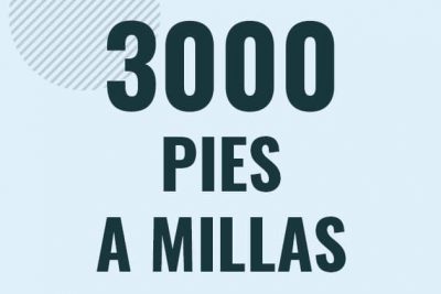 Profesor en pizarra explicando cuanto es 3000 pies en millas o como pasar de 3000 ft a mi