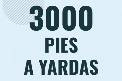 Profesor en pizarra explicando cuanto es 3000 pies en yardas o como pasar de 3000 ft a yd