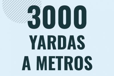 Profesor en pizarra explicando cuanto es 3000 yardas en metros o como pasar de 3000 yd a m
