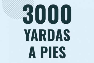 Profesor en pizarra explicando cuanto es 3000 yardas en pies o como pasar de 3000 yd a ft