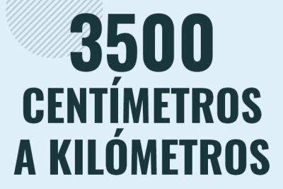 Profesor en pizarra explicando cuanto es 3500 centimetros en kilometros o como pasar de 3500 cm a km