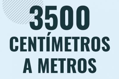 Profesor en pizarra explicando cuanto es 3500 centimetros en metros o como pasar de 3500 cm a m