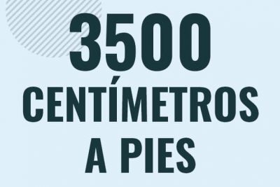 Profesor en pizarra explicando cuanto es 3500 centimetros en pies o como pasar de 3500 cm a ft