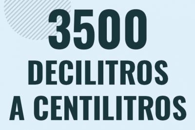 Profesor en pizarra explicando cuanto es 3500 decilitros en centilitros o como pasar de 3500 dl a cl