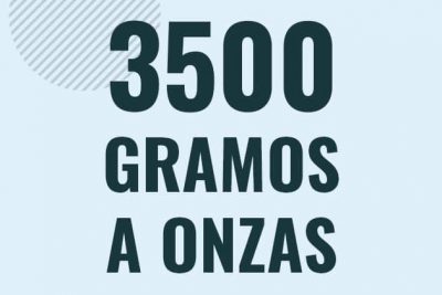 Profesor en pizarra explicando cuanto es 3500 gramos en onzas o como pasar de 3500 g a oz