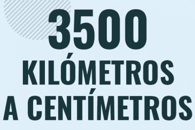Profesor en pizarra explicando cuanto es 3500 kilometros en centimetros o como pasar de 3500 km a cm