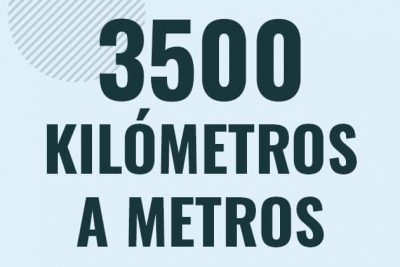 Profesor en pizarra explicando cuanto es 3500 kilometros en metros o como pasar de 3500 km a m