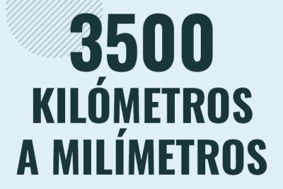 Profesor en pizarra explicando cuanto es 3500 kilometros en milimetros o como pasar de 3500 km a mm