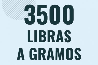 Profesor en pizarra explicando cuanto es 3500 libras en gramos o como pasar de 3500 lb a g