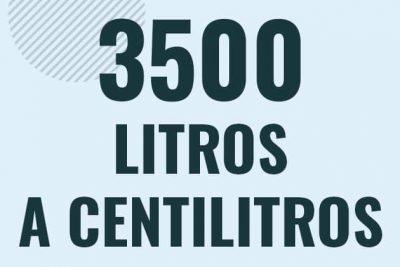 Profesor en pizarra explicando cuanto es 3500 litros en centilitros o como pasar de 3500 l a cl