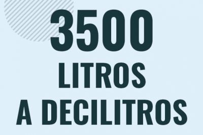 Profesor en pizarra explicando cuanto es 3500 litros en decilitros o como pasar de 3500 l a dl
