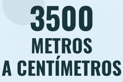 Profesor en pizarra explicando cuanto es 3500 metros en centimetros o como pasar de 3500 m a cm