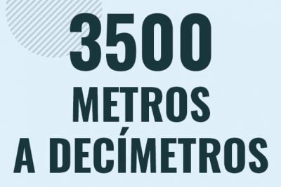 Profesor en pizarra explicando cuanto es 3500 metros en decimetros o como pasar de 3500 m a dm
