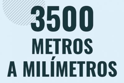 Profesor en pizarra explicando cuanto es 3500 metros en milimetros o como pasar de 3500 m a mm