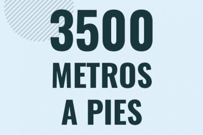 Profesor en pizarra explicando cuanto es 3500 metros en pies o como pasar de 3500 m a ft