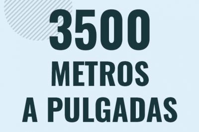 Profesor en pizarra explicando cuanto es 3500 metros en pulgadas o como pasar de 3500 m a in