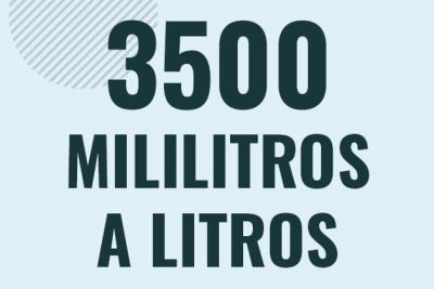 Profesor en pizarra explicando cuanto es 3500 mililitros en litros o como pasar de 3500 ml a l