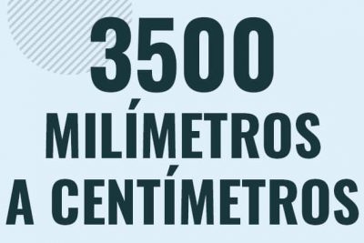 Profesor en pizarra explicando cuanto es 3500 milimetros en centimetros o como pasar de 3500 mm a cm
