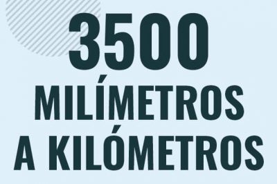 Profesor en pizarra explicando cuanto es 3500 milimetros en kilometros o como pasar de 3500 mm a km